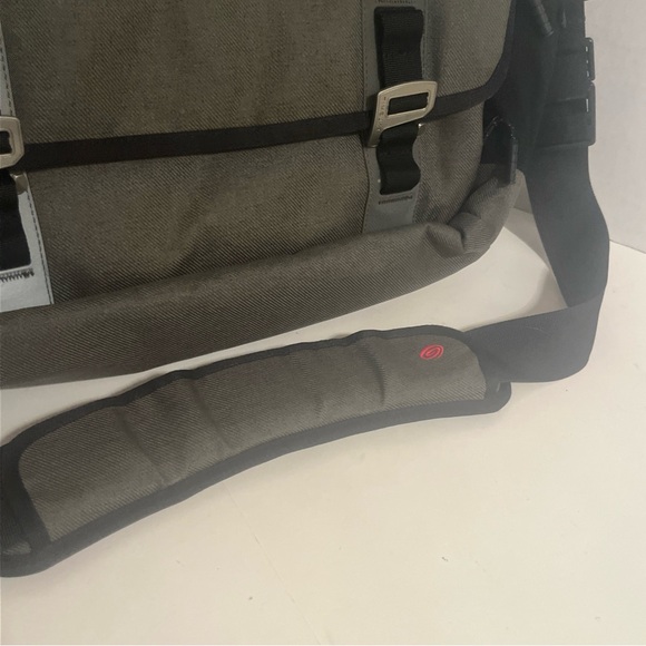 Timbuk2 Stuck In The Middle With You Messenger Bag Laptop Crossbody. In gray. - Picture 4 of 9